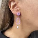 Aros de edición limitada, elaborados con porcelana fría y acrílico, adornados con perlas de río natural.