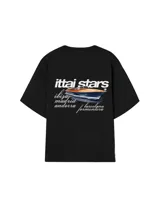 Remera rosa de corte holgado con estampado de un yate y texto con nombres de ciudades.