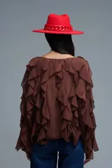 Camisa marrón con volados, de mangas largas y corte holgado.