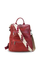 Mochila negra de símil cuero con apertura superior y tres bolsillos frontales con cierres metálicos. Incluye bolsillos laterales y tres bolsillos internos. Tiene correa larga de galón regulable para usar como bandolera y correas para colgar en la espalda.