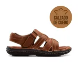 Sandalias casuales de cuero color marrón con múltiples tiras y ajuste con hebilla.