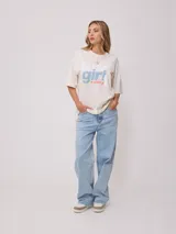 Remera color crudo con estampado frontal y trasero con la leyenda "Surf Girl Rusty". Corte oversize y confeccionada en algodón.