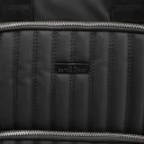 Mochila negra de cuero sintético con diseño acolchado vertical, doble asa de mano y correas regulables. Tiene dos bolsillos externos con cierre, un compartimento principal con cierre, un bolsillo interno con cierre y dos bolsillos internos abiertos.