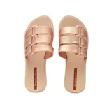 Ojotas Ipanema color beige con tiras anchas cruzadas en la parte superior.