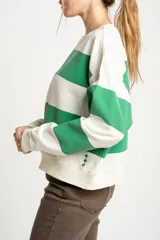 Sweater oversize de algodón a rayas horizontales verdes y blancas.