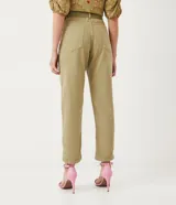 Pantalón mom color verde oliva, confeccionado en sarga, con cintura alta, cinturón con hebilla y bolsillos laterales.