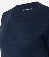 Remera deportiva de poliamida texturizada, con tecnología Dry que evapora el sudor rápidamente.