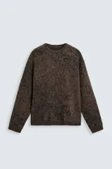 Jersey marrón con diseño jacquard pixelado en negro, de corte relaxed, cuello redondo y manga larga con terminaciones en rib.