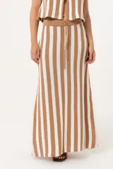 Falda larga tejida a rayas verticales color beige y blanco, con pretina elástica y tajos laterales.