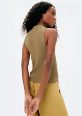 Musculosa rosa de tejido acanalado con cuello alto.