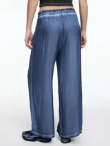 Pantalón amplio gris de viscosa teñida en frío, con efecto gastado, cintura elástica y calce relajado.