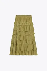 Falda midi color verde oliva confeccionada en tejido con viscosa. Presenta cintura elástica y detalle de volantes en el mismo tejido.