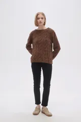 Sweater marrón de punto con textura trenzada, cuello redondo y mangas largas.