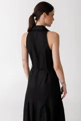 Vestido midi negro con cuello camisero, sin mangas y cierre frontal con cremallera.