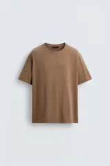 Camiseta color marrón de corte recto, cuello redondo y manga corta.