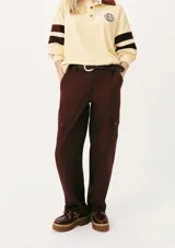 Pantalón cargo color borgoña, de corte recto, con bolsillos laterales con solapa y cinturón trenzado marrón.