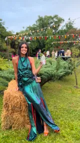 Falda larga verde esmeralda con tajo lateral, confeccionada en lino con envivado a contratono.