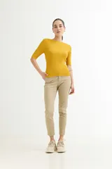 Sweater color salmón de punto acanalado, con cuello bote y mangas cortas.