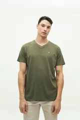 Remera blanca de manga corta con cuello en V, corte regular y logo bordado.