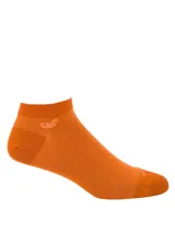 Calcetines deportivos cortos color naranja con diseño de líneas horizontales. Confeccionados en fibra de bambú, combinan suavidad, frescura y cuidado natural. Su poder antibacteriano y alta absorción mantienen tus pies secos y cómodos.