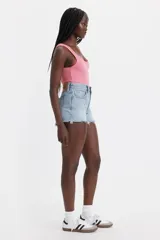 Short de jean celeste con cintura alta, calce ajustado y terminación desflecada.