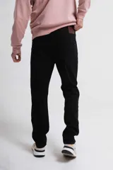 Pantalón de jean negro de corte recto.