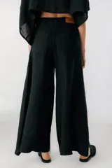 Pantalón marrón de lino, corte palazzo y tiro alto.