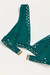 Corpiño de bikini negro con escote en V y tirantes anchos. Presenta un diseño calado con recortes en forma de 'X' o lazo en el contorno del busto y en la banda inferior.