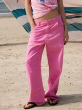 Jean de corte recto color fucsia, con talle alto y diseño de cinco bolsillos.