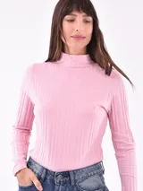 Polera rosa de tejido canalé, con cuello alto y mangas largas.