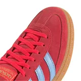 Championes Adidas Handball Spezial, color rojo con detalles en celeste y suela marrón.
