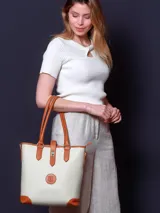 Remera blanca de hilo con escote redondo y detalle de cruce en el frente. Corte ajustado y mangas cortas.