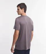 Remera deportiva gris con inscripción azul en el pecho, de corte clásico y manga corta.