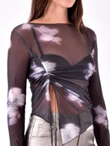 Body negro de tul transparente con mangas largas y cuello bote.