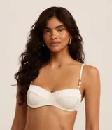 Top de bikini blanco con textura plisada, breteles finos y detalles dorados.