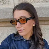 Gafas de sol rectangulares unisex, con montura negra y lentes naranjas polarizadas.