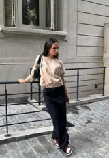 Pantalón de jean negro de corte wide leg, tiro alto y bolsillos delanteros y traseros.