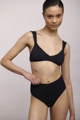 Culotte de bikini negro con textura de piqué y cintura alta.