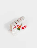 Broche de acrílico blanco con forma rectangular y bordes redondeados. Presenta un diseño de naipe con el as de corazones y una rosa roja con hojas verdes.