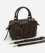Cartera mini satchel con asa larga ajustable, confeccionada en material sintético PU, con cierre de cremallera y efecto desteñido.