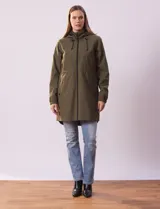 Gabardina impermeable color beige, con capucha desmontable, cierre central con cremallera y botones a presión, bolsillos delanteros y forro interno.
