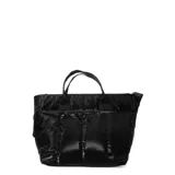 Bolso tipo tote negro, con diseño capitoneado y doble asa corta. Tiene un bolsillo frontal con cierre y un dije colgante.