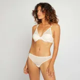 Braguita brasileña de encaje en color blanco, con diseño elaborado y detalles delicados.