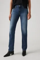 Jeans Levi's modelo 314 Shaping Straight, tiro alto, color azul oscuro con efecto desgastado sutil en muslos y rodillas. Corte recto.