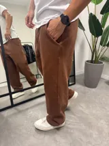 Pantalón de jogging marrón de corte amplio.