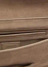 Bolso de hombro mediano confeccionado en piel de serraje color beige, con diseño rectangular y cierre de solapa con hebilla metálica central.