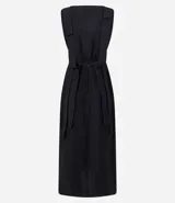 Vestido midi negro sin mangas, confeccionado en crepé con espalda descubierta y cierre trasero con cremallera. Ajuste entallado en la parte superior y falda recta con abertura lateral. Largo midi.