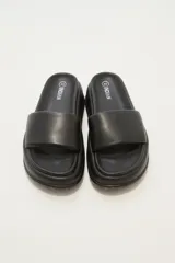 Sandalias negras tipo slide con plataforma.