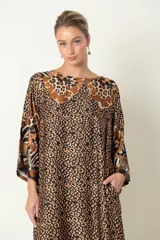 Vestido italiano de corte holgado y estampado animal print, con mangas de tres cuartos y bolsillo.