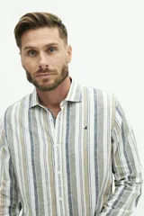 Camisa de manga larga para hombre, color blanco con rayas verticales finas en tonos grises y azules. Confeccionada en una mezcla de lino y algodón, de corte semi slim y logo bordado en el pecho.